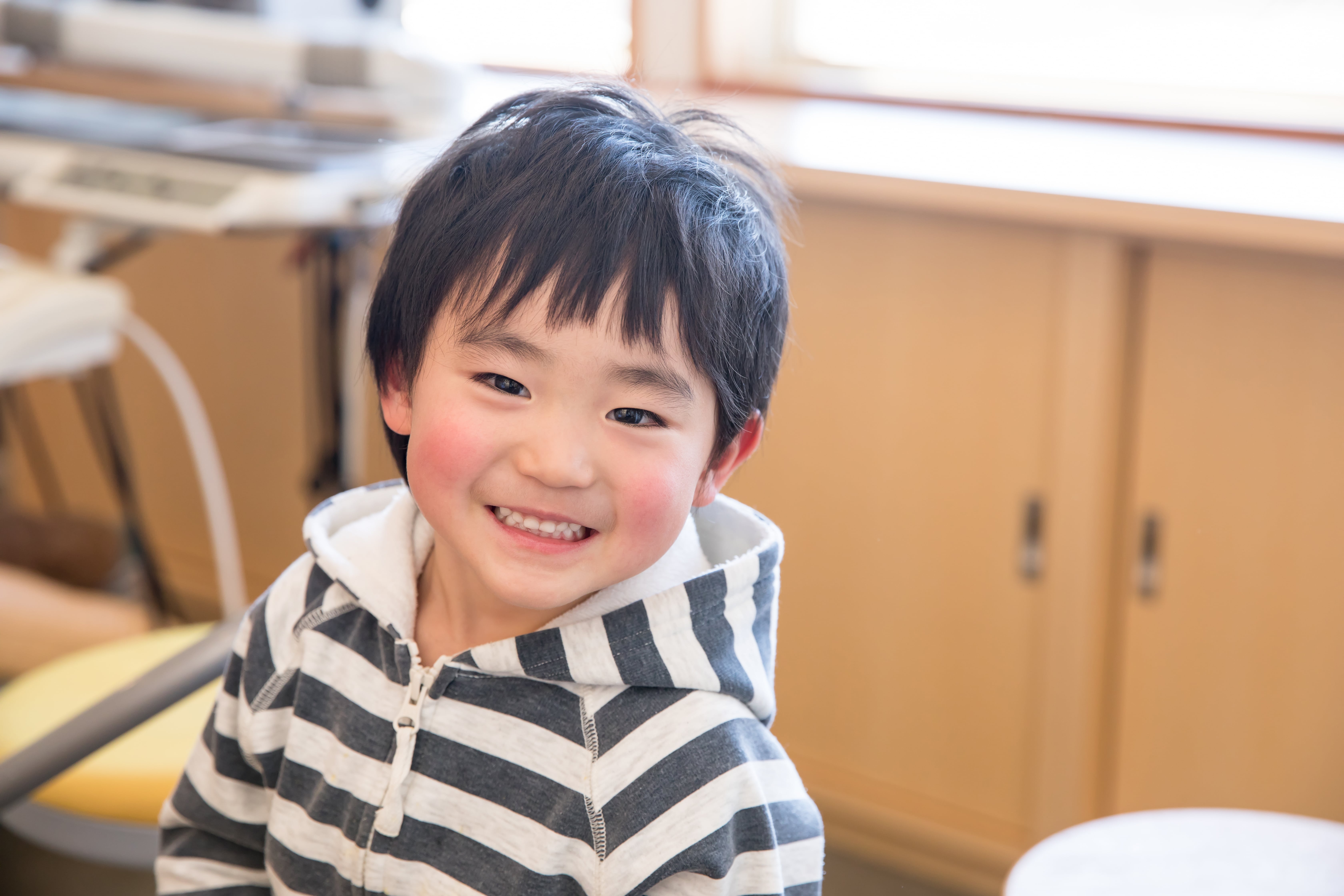 室内で子供が笑っている