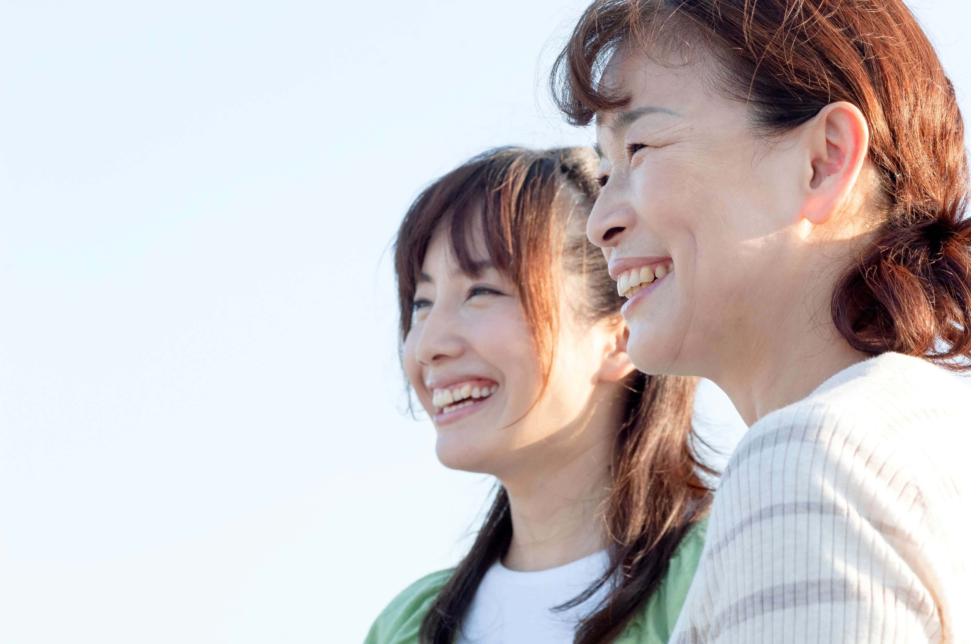 2人の女性が笑っている