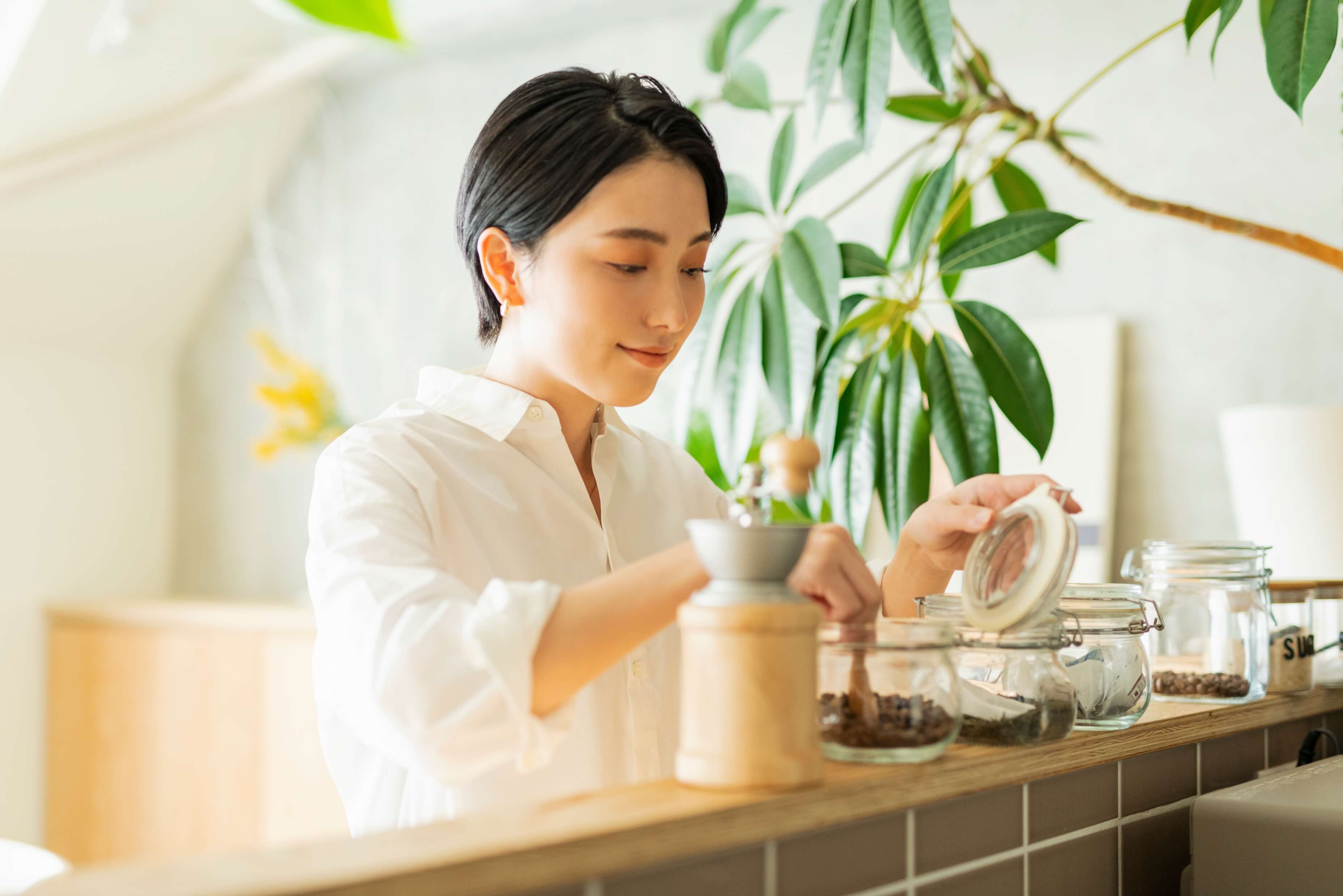 コーヒー豆を種類分けして趣味を楽しむ女性